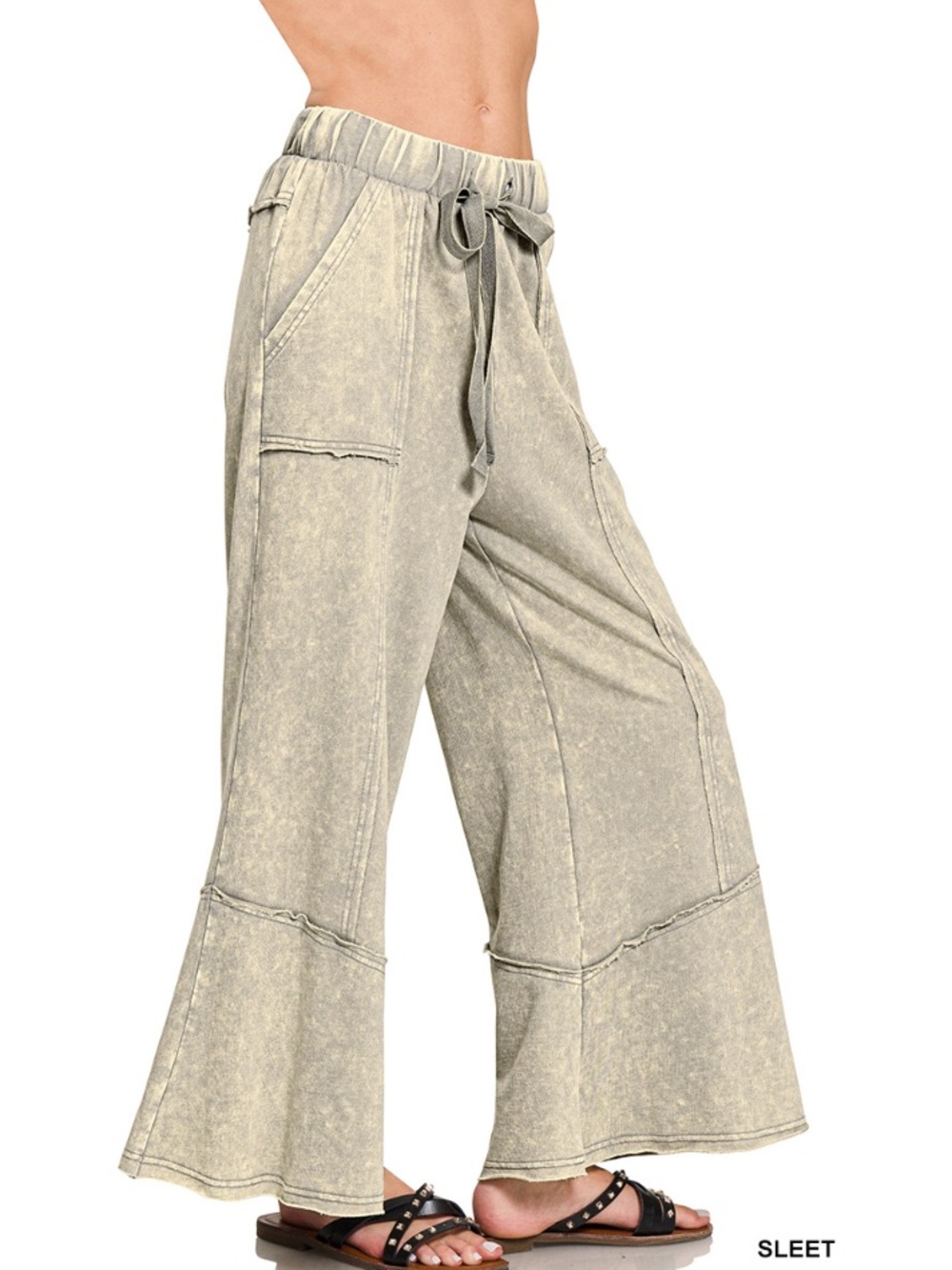 162 ❤️Zenana sleet EXPOSED-SEAM FLARE HEM
PANTS WITH POCKETS